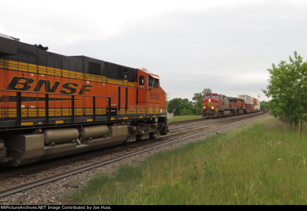 BNSF 6559 West Meets BNSF 743 East